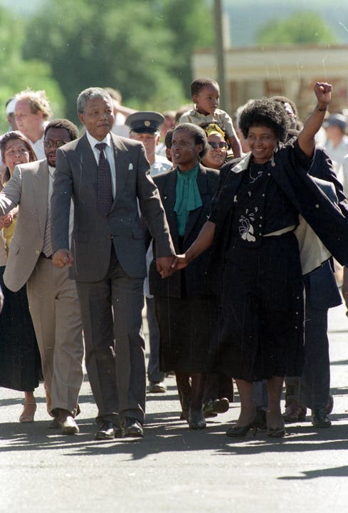 1990 wird Nelson Mandela nach 27 Jahren Gefangenschaft aus der Haft entlassen, begleitet von seiner Frau Winnie