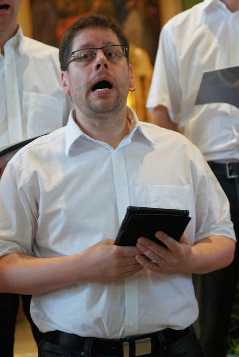 Roman Schurter singt mit dem iPad