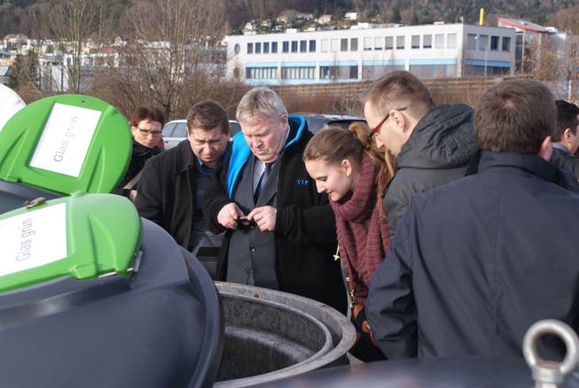Die Gäste aus Polen studieren auf der Abfallsammelstelle Giessacker das hiesige Abfallwesen.