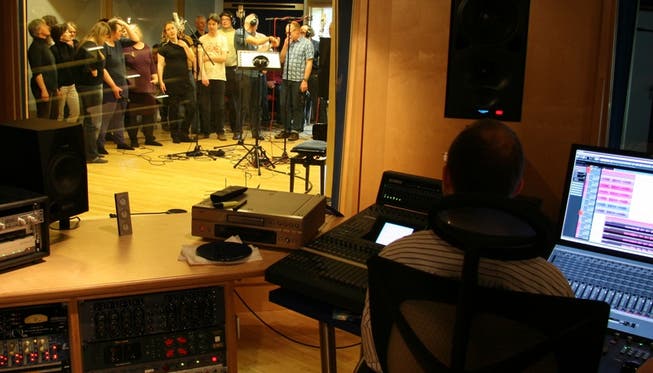 Im Studio von Frank Schultz, in Neuenburg am Rhein, spielen die Vindonissa Singers das Lied «Geng no da» ein. Christian Roth