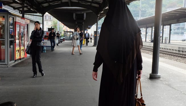 Am Bahnhof in Baden zieht die Niqabträgerin viele Blicke auf sich. Blick