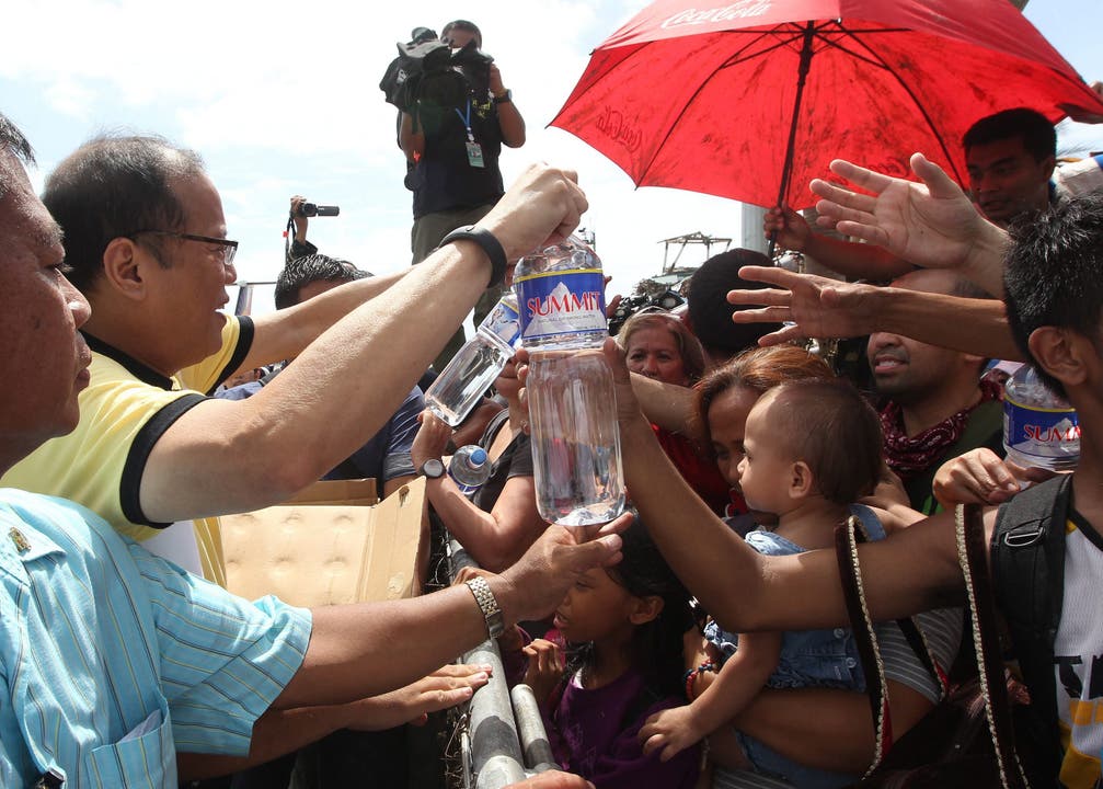 Präsident Benigno S. Aquino verteilt Wasser an obdachlose Familien. Dieses Foto wurde vom Fotobüro Malacanang freigegeben.