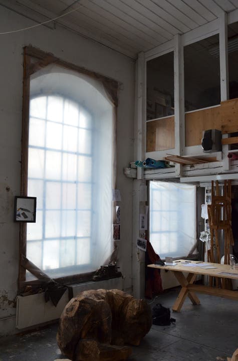 Damit die Ateliers im Winter auf eine erträgliche Temperatur geheizt werden können, müssen die Bildhauer des AZB die Fenster derzeit noch mit Plastikfolien isolieren