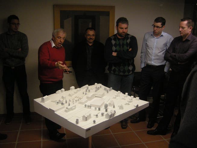 Architekt Roger Gut (roter Pullover) erklärt das neue Turnhallenprojekt im Gemeinderat von Selzach