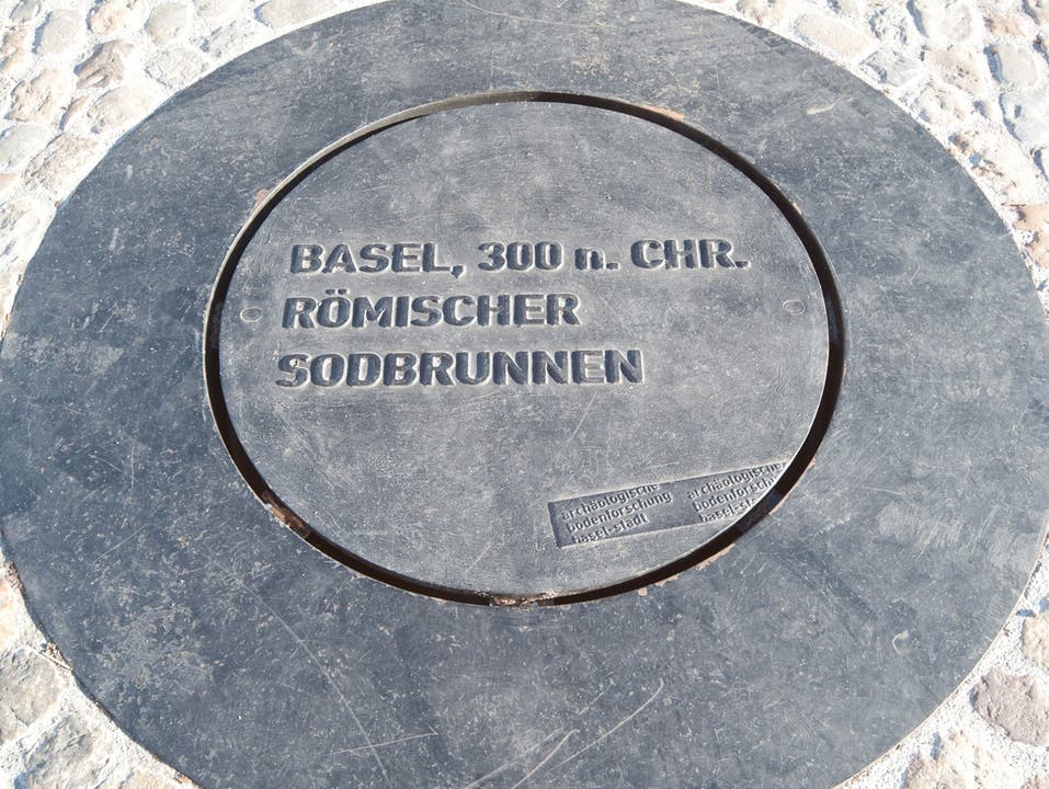 Auf dem Münsterplatz liegt ein gusseiserner Deckel an der Stelle, wo sich vor mehr als 17000 Jahren ein Sodbrunnen befand.