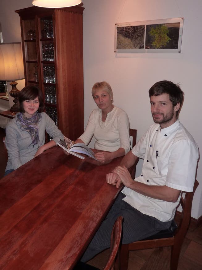 Christine Weck (Mitte) mit Sohn Arvid (rechts) und Schwiegertochter Ania in ihrer gemütlichen Gaststube.