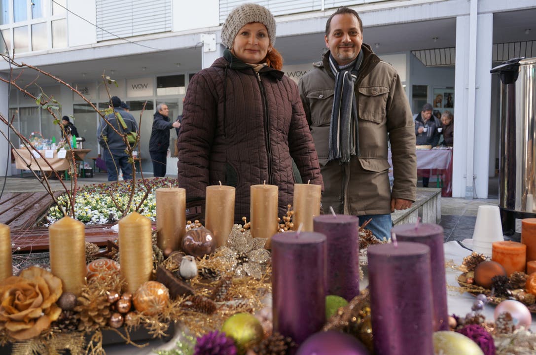 Ildiko und Reto Feurer bieten neben Adventskränzen auch Glühwein an