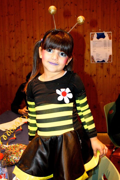 Die 4-jährige Flavia summte als fleissige kleine Biene durch den Saal.
