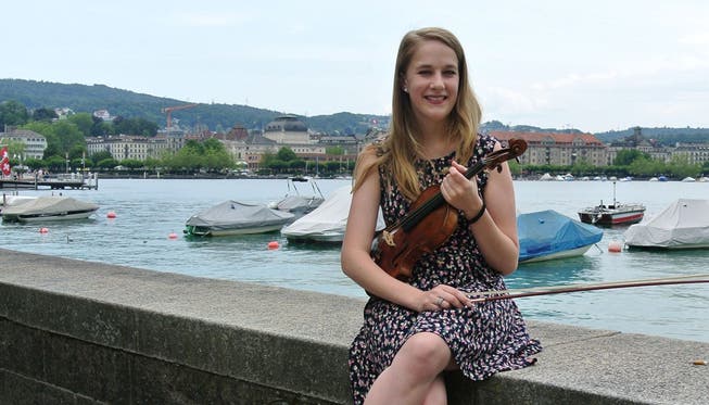 Geigenspielerin Romaine Bolinger in der Nähe der Tonhalle am Zürichsee.