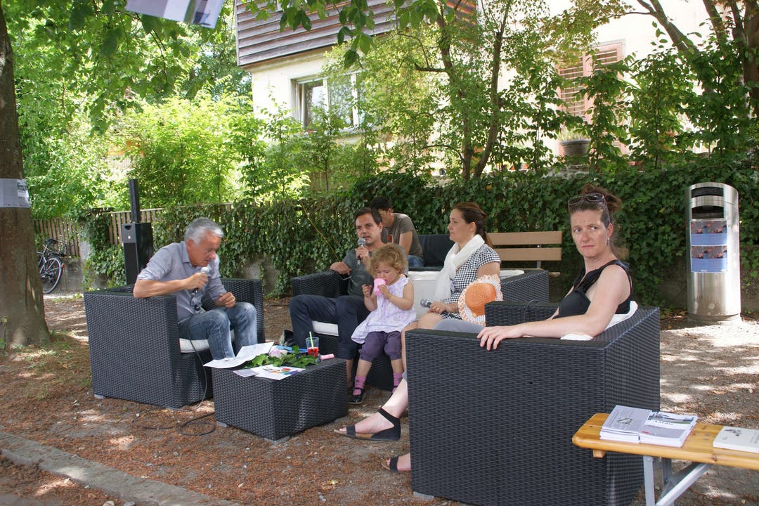Mit Walter Vogt diskutierten Rina Cano, Dominik Lenzin und Lelia Hunziker (von links) über das Leben im Zelgli