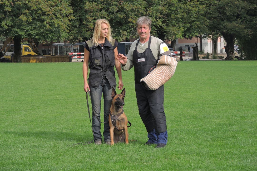 Hugo Kohler mit Schutzkleidung und Polizeihund Zaro