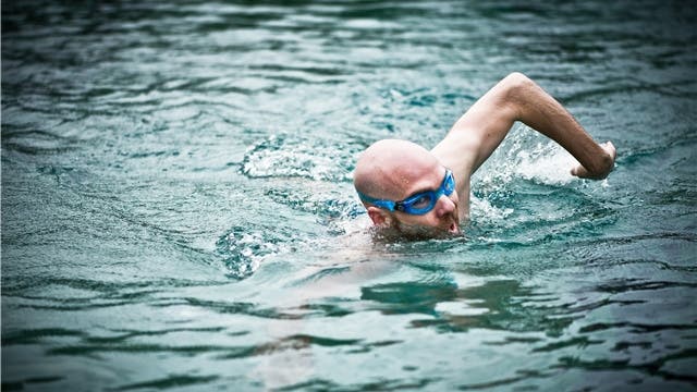 Jonas Pfändler trainiert drei- bis viermal die Woche im Schwimmbad Baden für den kommenden Zürichsee-Marathon.