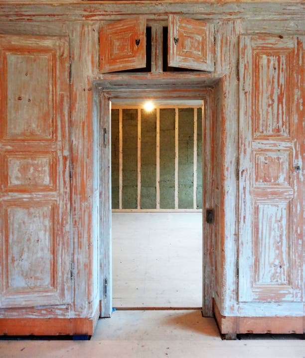Original Einbauschränke links und rechts einer Zimmertüre