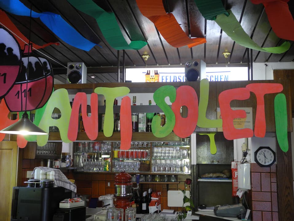 Avanti Soletti steht in grossen, bunten Buchstaben über der Bar im Restaurant Flora.