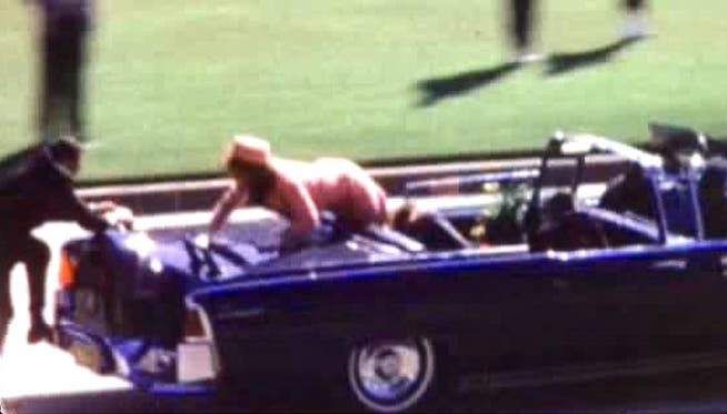 Aus dem Film: Kurz nachdem JFKs Kopf explodierte: Präsidenten-Gattin Jackie klettert aufs Heck. Screenshot