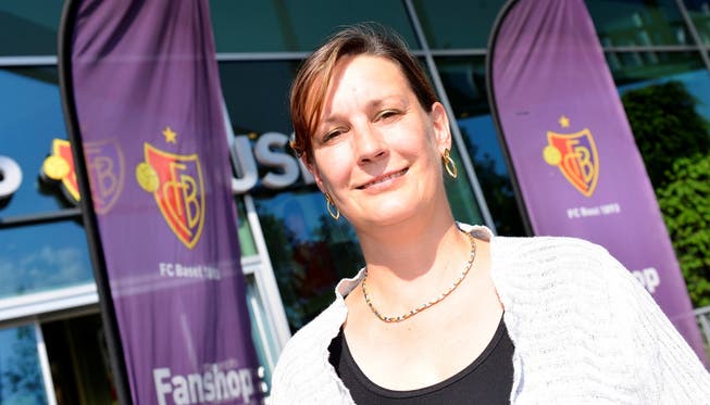Ihr Lieblingsspieler ist Valentin Stocker: Hooligan-Konkordat-Gegnerin Kerstin Wenk vor dem FCB-Fanshop beim St. Jakob-Park.
