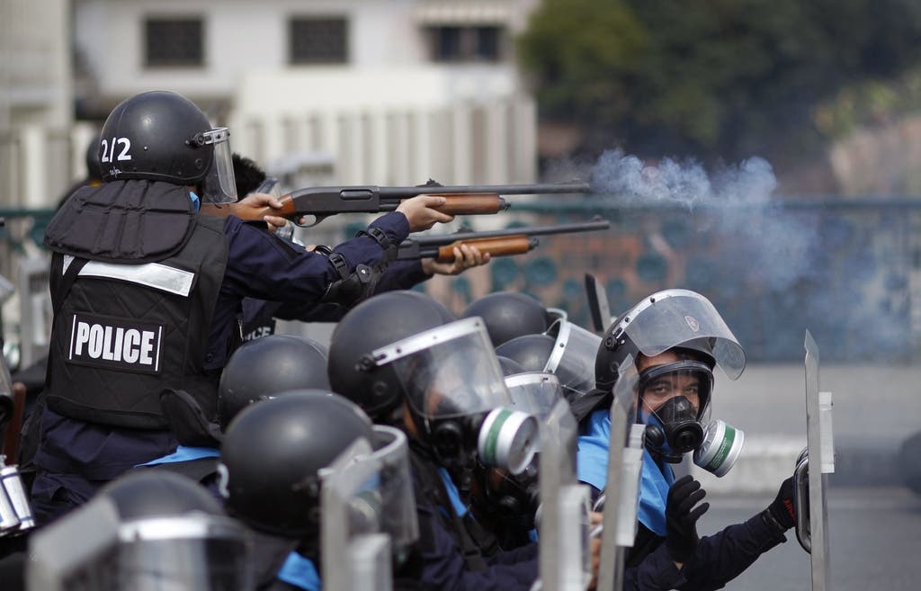 Polizisten schiessen am Dienstagmorgen in Bangkok auf Demonstrierende. Dabei kommt ein Polizist ums Leben, mehrere Personen werden verletzt.