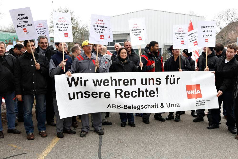 Protestaktion der Unia vor dem Firmengebäude der ABB in Deitingen