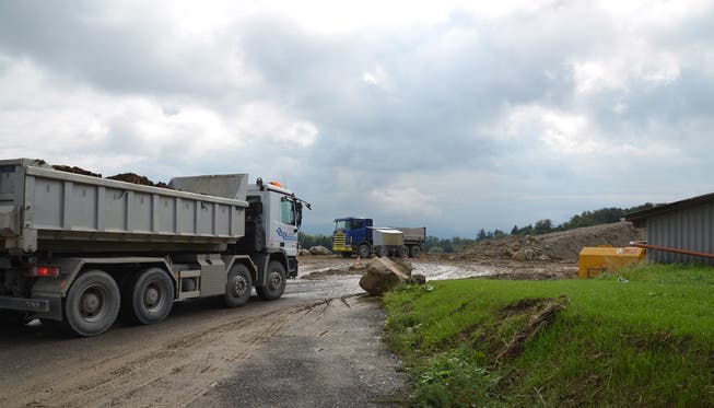 Reger Betrieb in der Deponie Weid-Banacker in Beinwil: Lastwagen um Lastwagen lädt ab. ES