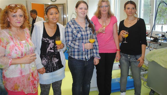 Sie sorgen für den nötigen Betrieb in der neuen Wäscherei (von links): Camilla Pazos, Rotjarin Saiyakul, Annik Flückiger, SibylleHostettler (Leitung) und Rezarta Kurtaj.