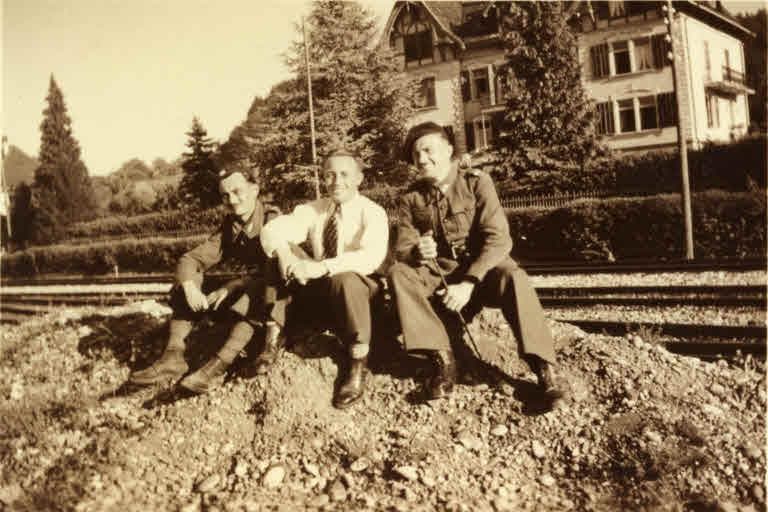 Drei lachende polnische Soldaten am Bahnhof, 1945