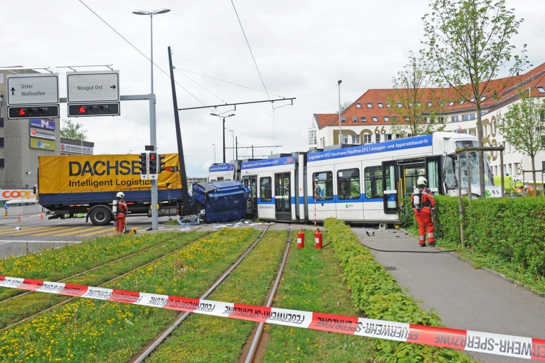 Lastwagen kollidiert mit Glattalbahn.