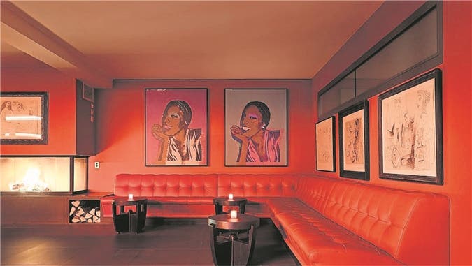 Roter Raum mit Werken von Pablo Picasso und Andy Warhol.