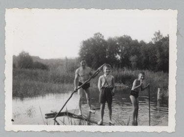Mit Flossen paddeln die Jungen auf dem See herum