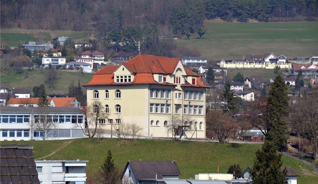 Die Schule Lostorf – hier das Schulhaus 1912 – sieht sich mit ständigen Neuerungen konfrontiert. zvg