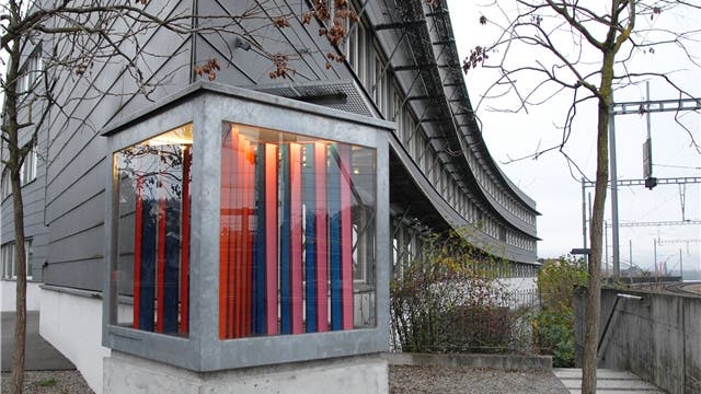 Das direkt beim Bahnhof Brugg situierte Gebäude der Firma Metron AG ist bekannt. Die Firma zeigt sich nicht nur durch ihren Förderpreis kulturinteressiert, sondern auch durch ihren «Brutkasten» mit zeitgenössischer Kunst.