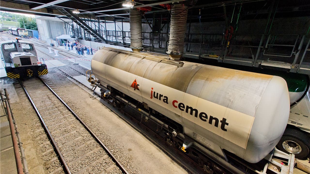 Innert 8 Minuten können 60 Tonnen Zement in einen Bahnwagen gefüllt werden.