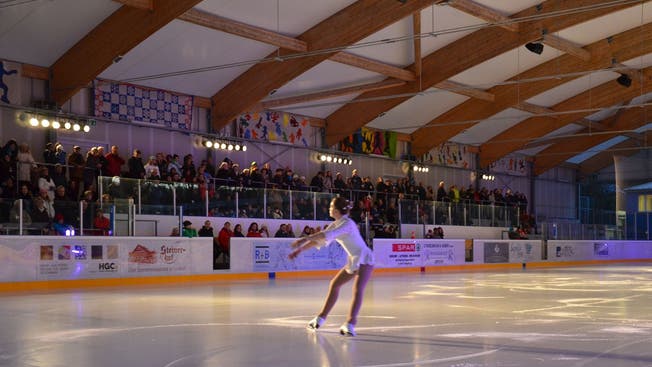 Eiskunstlaufen (hier im Bild das Schaulaufen in der KEB Weihermatt in Urdorf) erfreut sich zurzeit überraschend grosser Beliebtheit.
