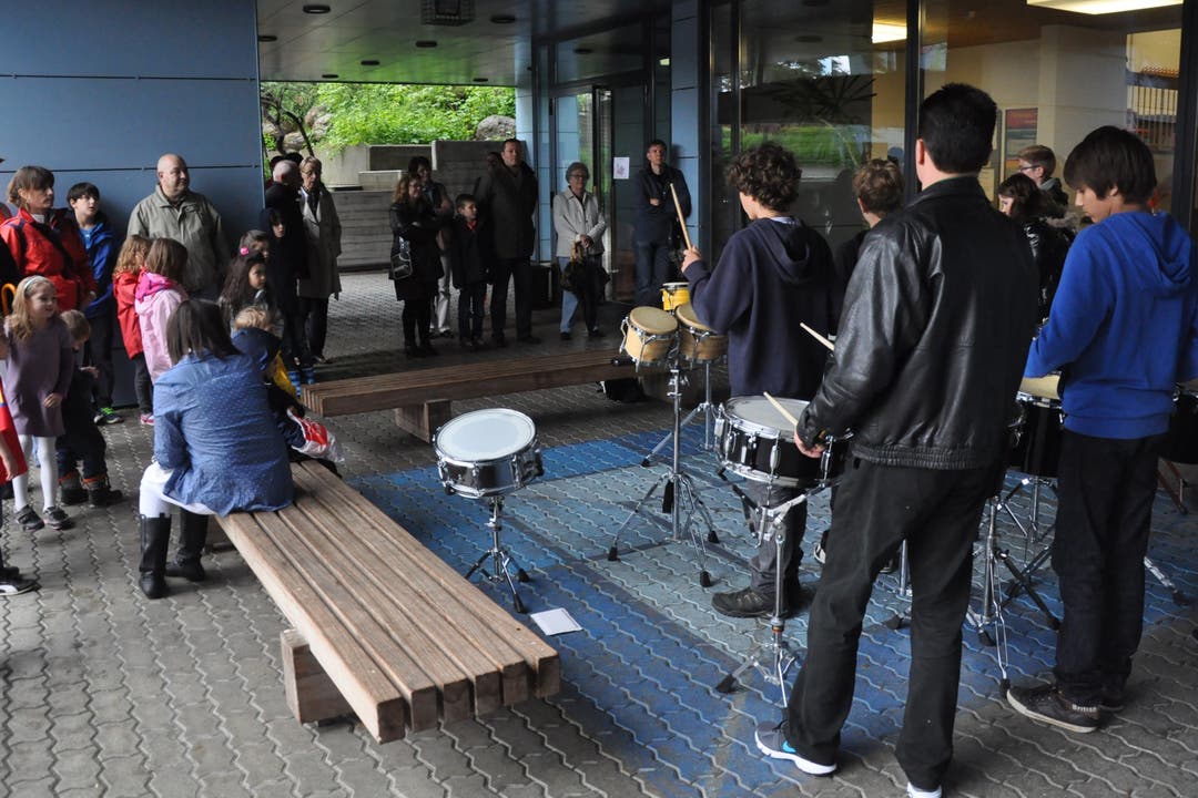 Diese Schüler gaben ein Open-Air-Perkussionskonzert.