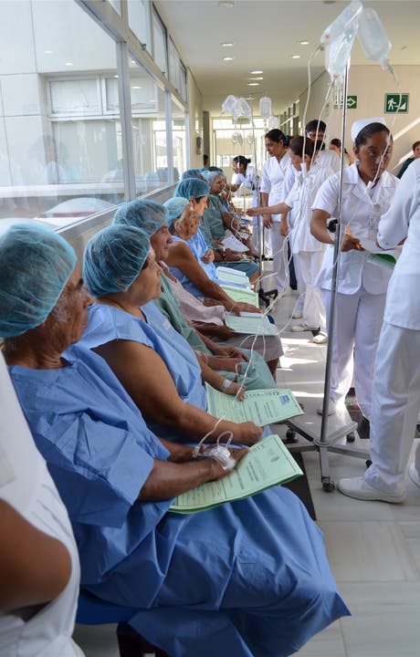 Im Gang vor dem Operationssaal warten die Patienten geduldig in einer Reihe.