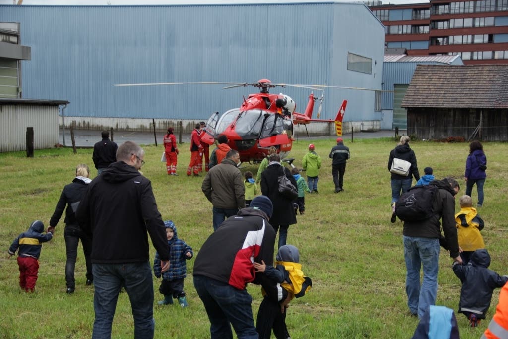 Gleich nach der Landung strömten die neugierigen Besucher des Sicherheitstages zum Helikopter, um diesen aus nächster Nähe und auch von Innen zu betrachten