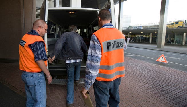 Insgesamt hat die Polizei am Flughafen Zürich im letzten Quartal 15 Droggenschmuggler überführt. (Archiv)