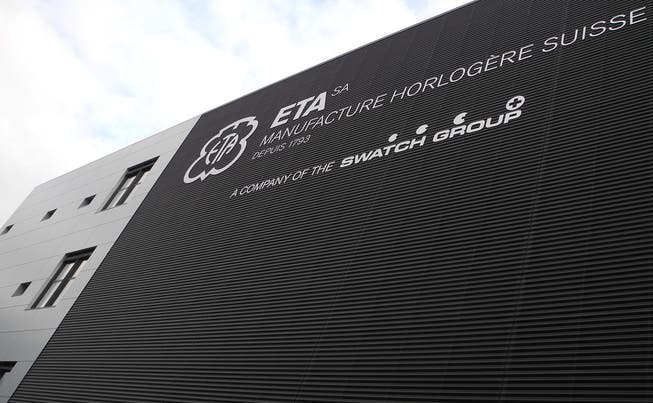 ETA-Logo und Schriftzug wurden soeben an der Fassade montiert. fup