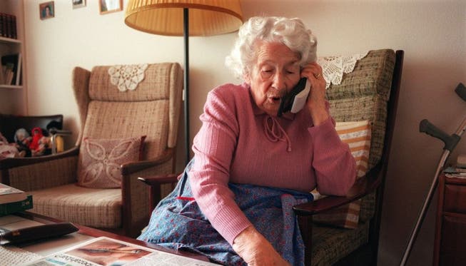 Typische Masche: Der Betrüger gab sich am Telefon als Neffe aus und bearbeitete die Senioren, bis diese sich zur Geldübergabe überreden liess. (Symbolbild)
