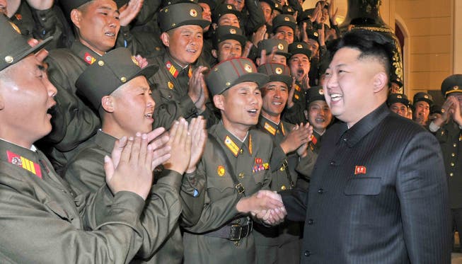 Nordkoreas Herrscher Kim Jong Un mit Angehörigen seiner Armee – einige davon schickt er in die Schweiz zur Ausbildung.