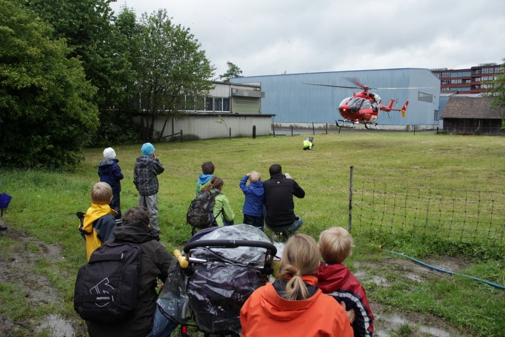 Bei der Landung des Rega-Helikopters bestaunten die Besucher diesen aus sicherer Entfernung