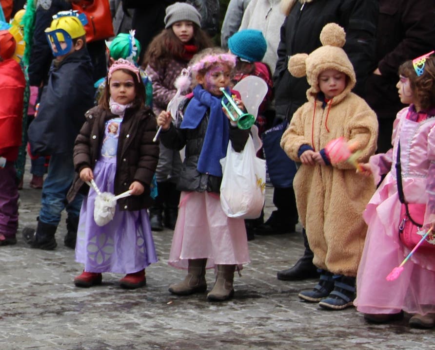 Die Kindergärtler versammelten sich auf dem Zentrumsplatz.