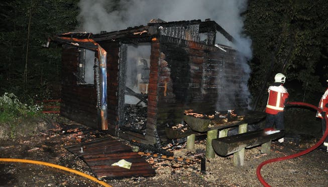 Ein Glimmbrand neben der Holzhütte soll zum Brand geführt haben.