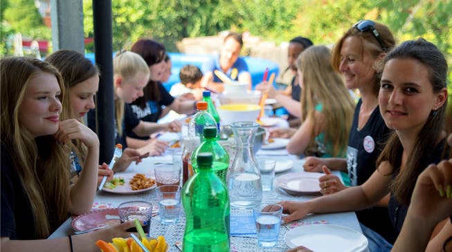 Grillieren verbindet: Die jungen Schauspieler aus ganz Europa geniessen im Garten ihrer Schweizer Gasteltern ein gemütliches Nachtessen. barbara scherer