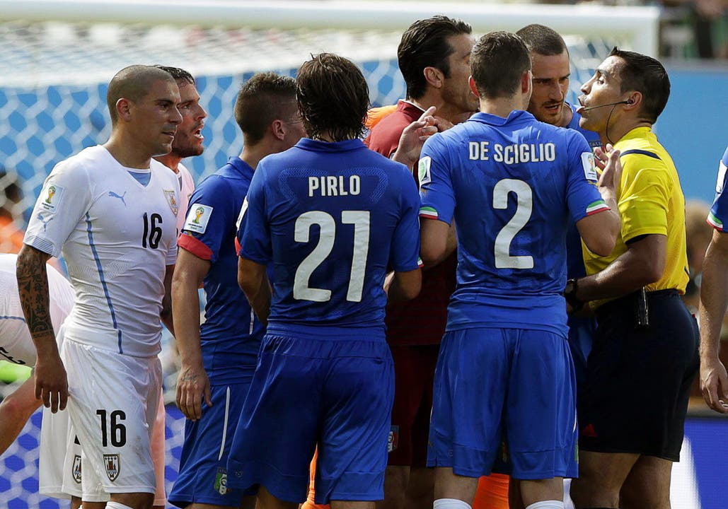 Rote Karte, die Italiener beklagen sich beim Schiedsrichter über den Spielentscheid