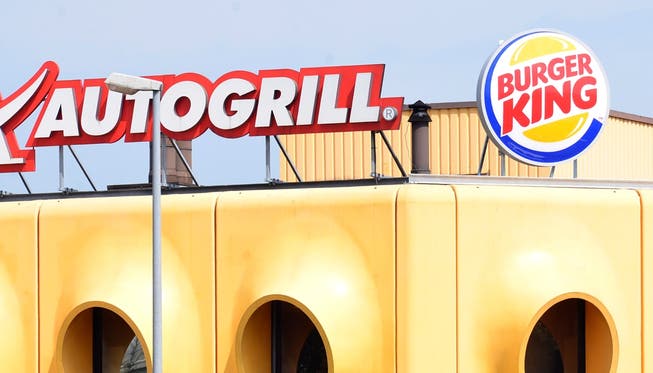 Das weltbekannte Logo des Burger King auf der Autobahnbrücke ist gut sichtbar – damit Ortsfremde sofort wissen, was sie erwartet.