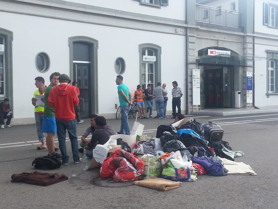 Die Asylsuchenden wollen bis am Montag beim Bahnhof bleiben