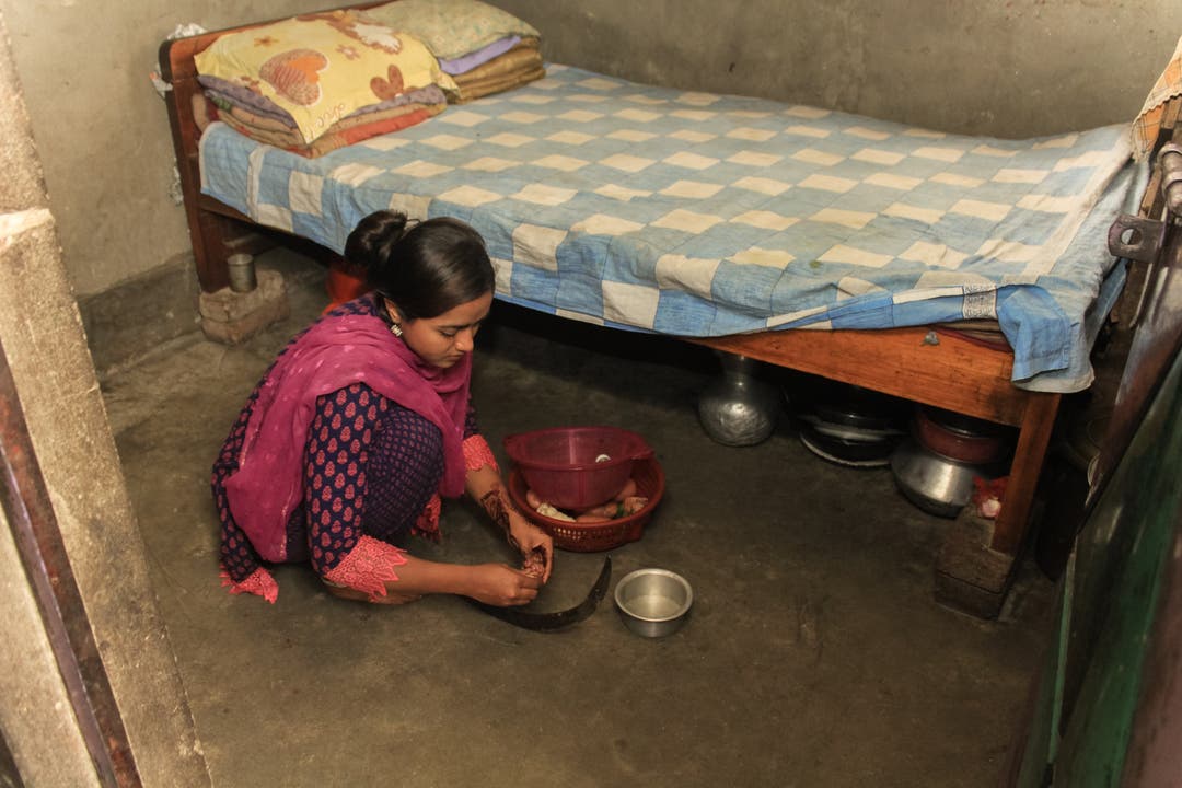 Nabiha beim Zubereiten einer Mahlzeit. Eine Küche gibt es in ihrer Behausung keine.
