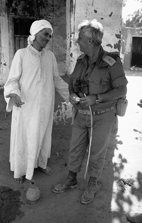 Sharon (rechts) in der Westbank als Oberkommandierender der Israelischen Armee (Aufnahme von 1973).