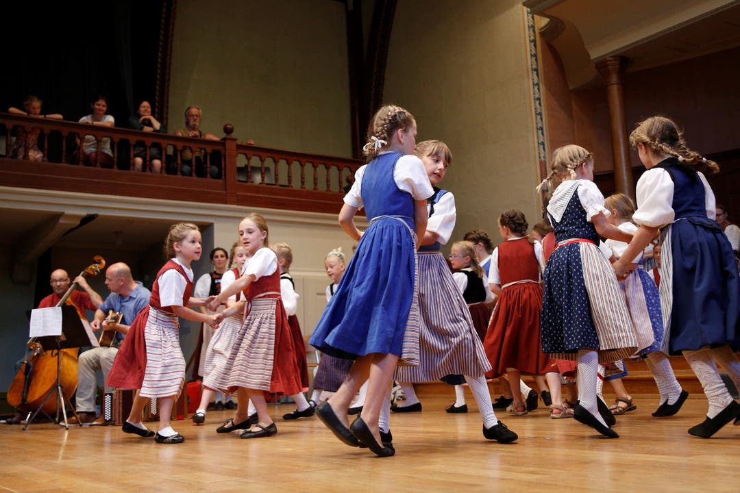 Konzert des Solothurner Mädchenchors in Trachten