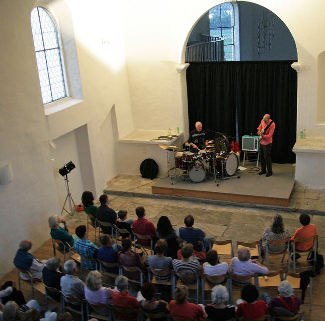 Die Töne der elektrischen Gitarre von Philipp Schaufelberger und die Rhythmen des Perkussions-Künstlers Pierre Favre erfüllen die Kirche in Wohlenschwil. Barbara Scherer
